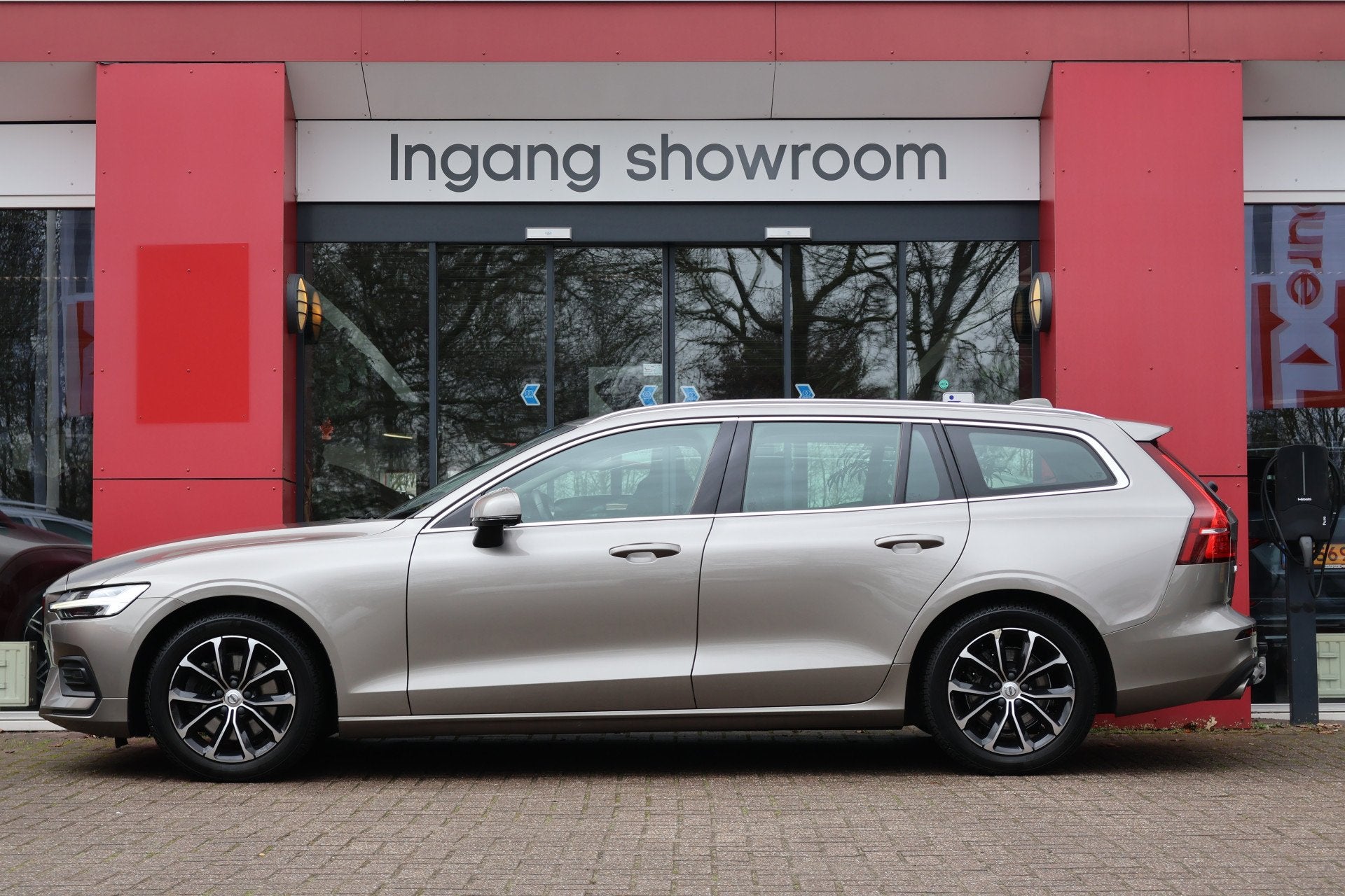 Volvo V60 2.0 D4 Momentum Pro | Origineel NL | Trekhaak | Po, Gebruikt, Leder en Stof, Origineel Nederlands, Diesel