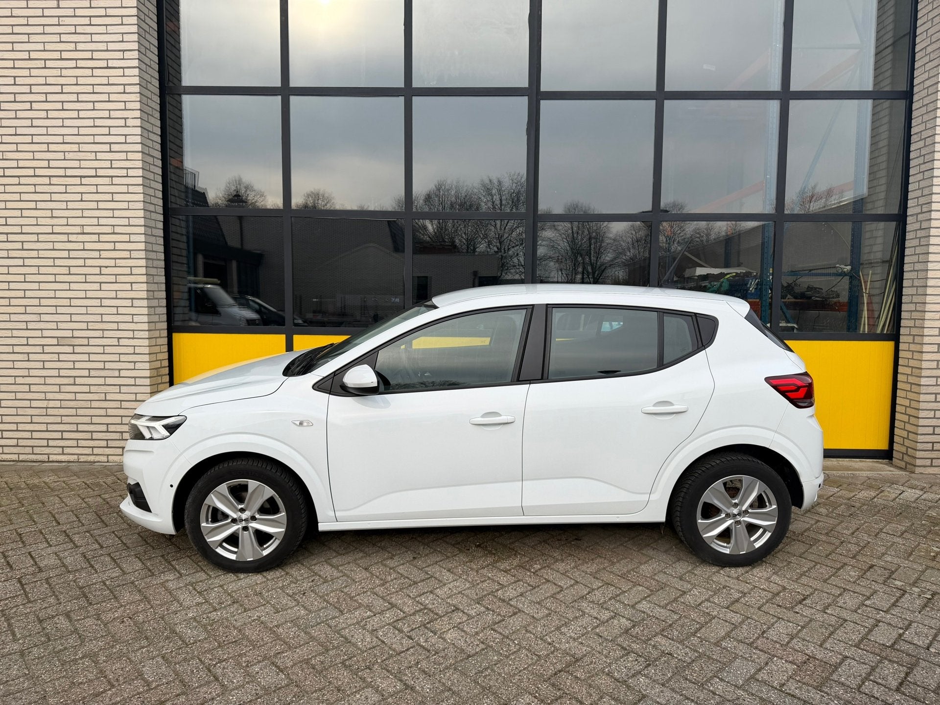 Dacia Sandero 90PK 4 seizoenen banden Expression, Camera, Le, Auto's, Dacia, Stof, Gebruikt, Zwart, 1073 kg