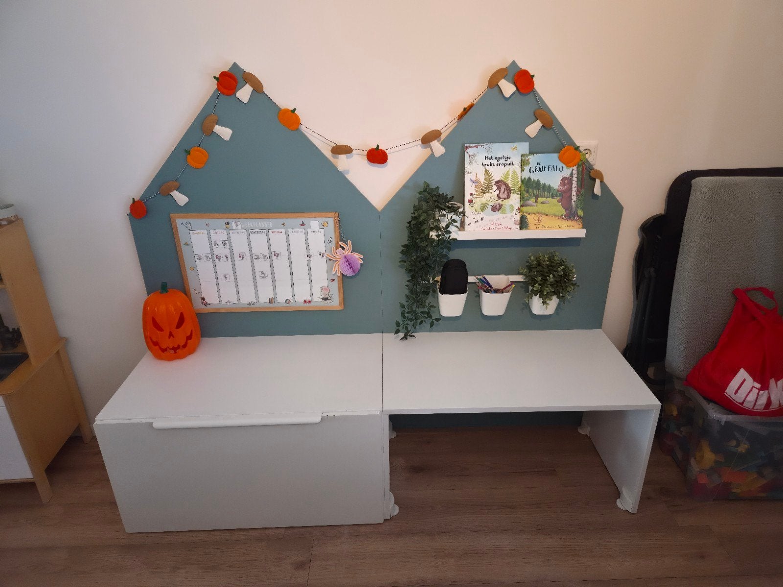 Speelbureautje met huisjes met boekenplank & buis met bakjes, Ophalen, Gebruikt, Tafel(s)