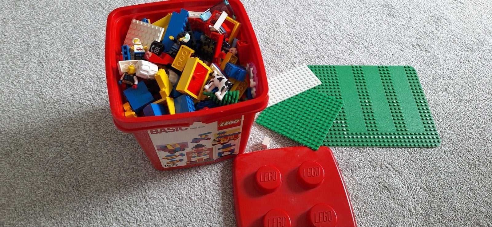 Grote doos met diverse Lego bouwstenen en grondplaten, Gebruikt, Lego, Ophalen of Verzenden, Inclusief minifiguren