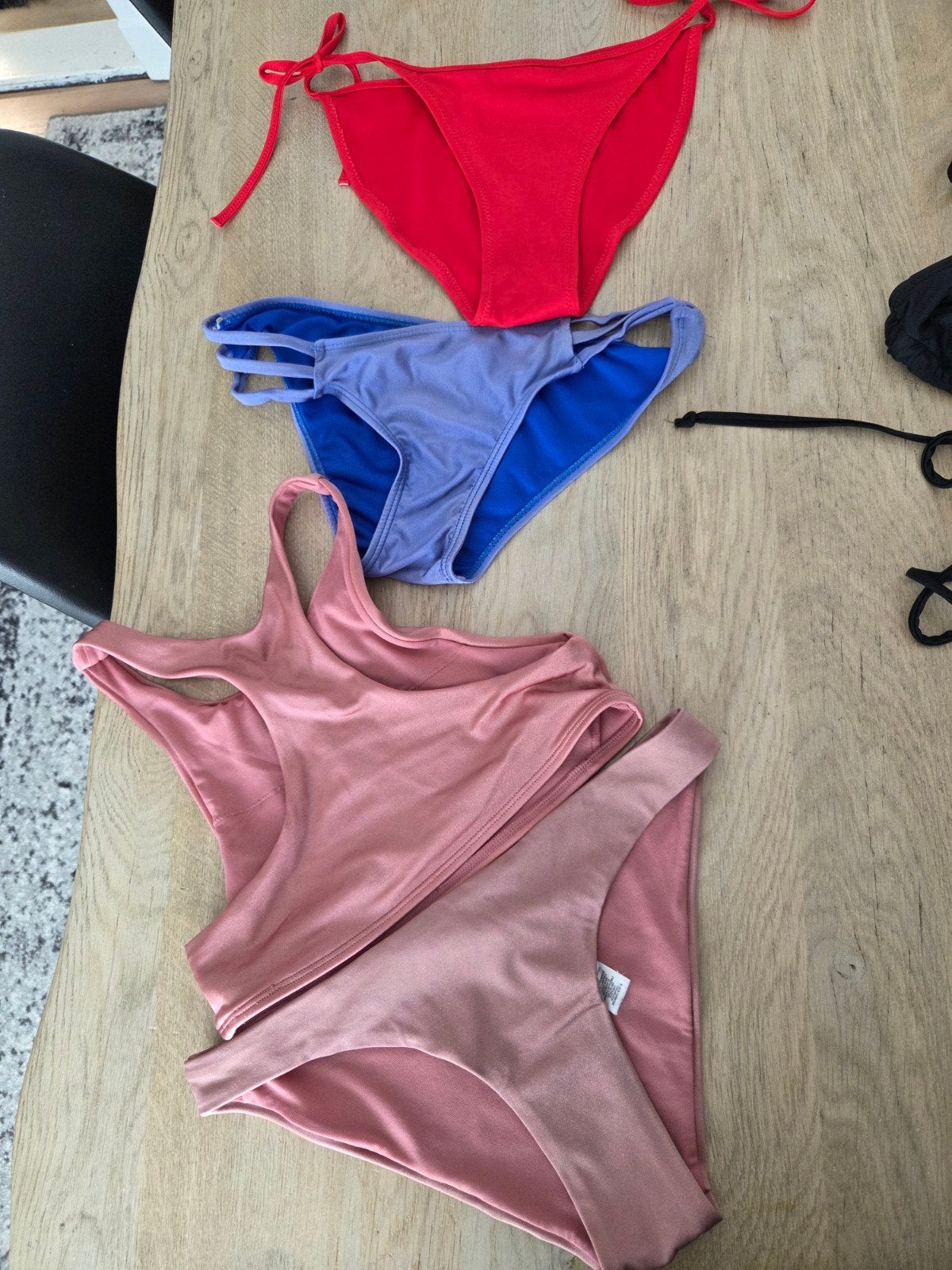 Bikini's en badpakken set - Diverse kleuren, Ophalen of Verzenden, Onbekend, Bikini, Gedragen