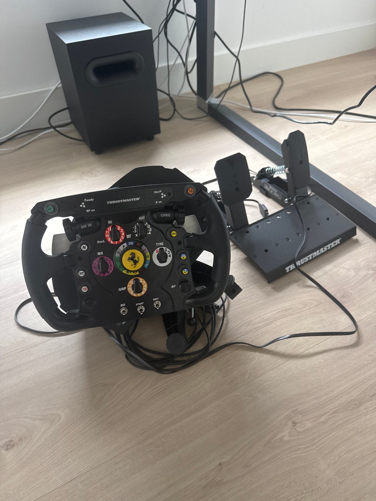 Thrustmaster Ferrari F1 racestuur met pedalen, Ophalen, Racestuur, Gebruikt, Force feedback