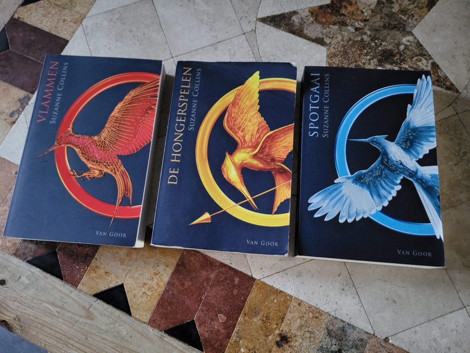 3 Leesboeken...boeken...The hunger games.., Ophalen of Verzenden, Gelezen