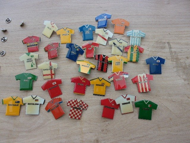 voetbal shirt speldjes, Verzamelen, Ophalen of Verzenden, Nieuw, Sport, Speldje of Pin
