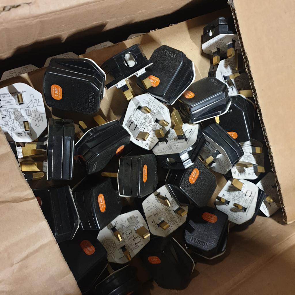 Engelse nieuw Elektra stekkers UK per set van 10 stuks, Doe-het-zelf en Verbouw, Elektra en Kabels, Niet ingevuld, Nieuw, Niet ingevuld