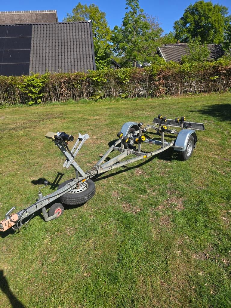 Boottrailer met elektrische lier en knikbaar chassis, Watersport en Boten, Boottrailers, Gebruikt, Overige typen, Minder dan 1500 kg