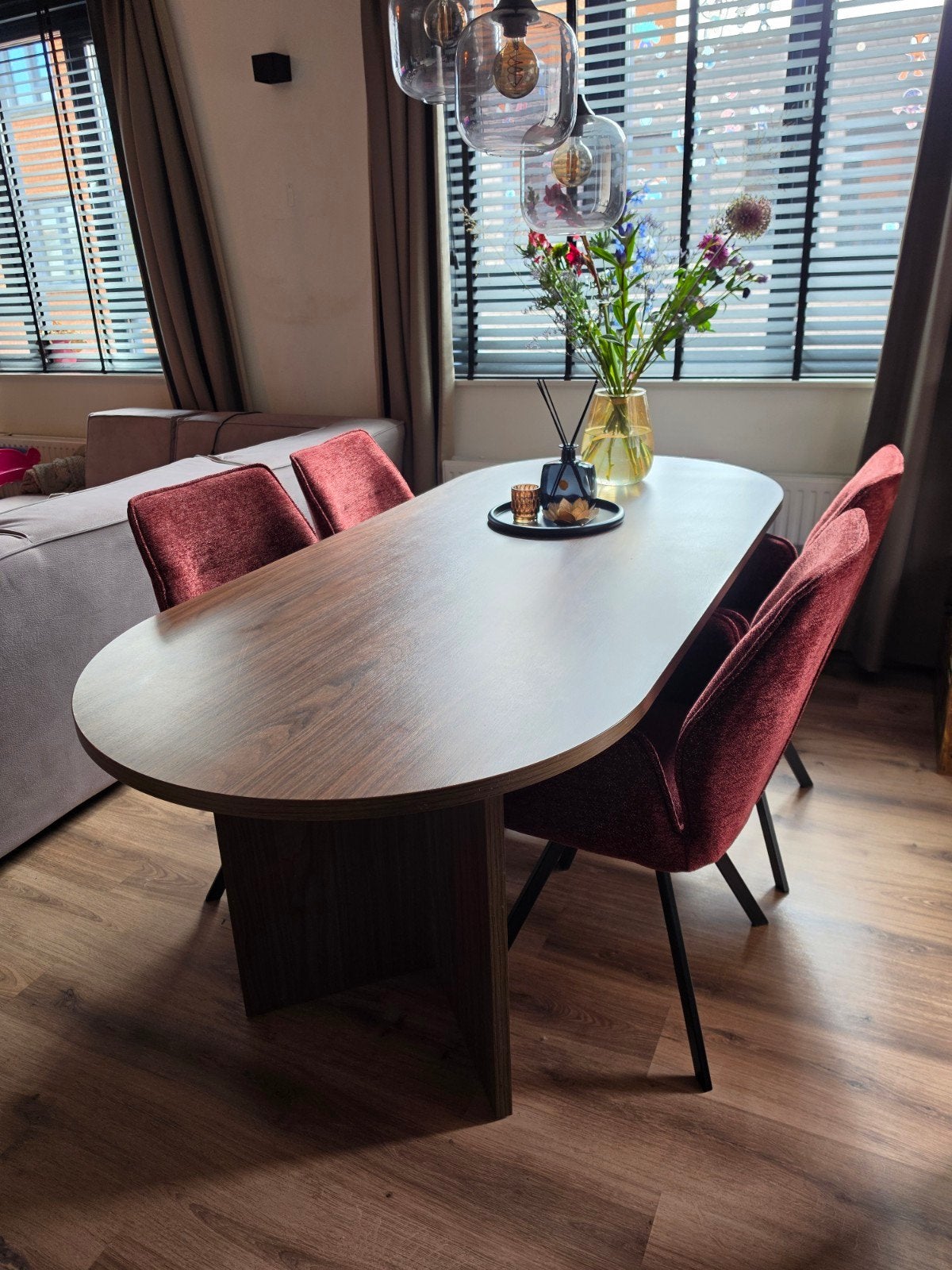 Eettafel met stoelen, Sissyboy vloerkleed en lampen te koop, Ophalen, Zo goed als nieuw, 4 tot 6 stoelen