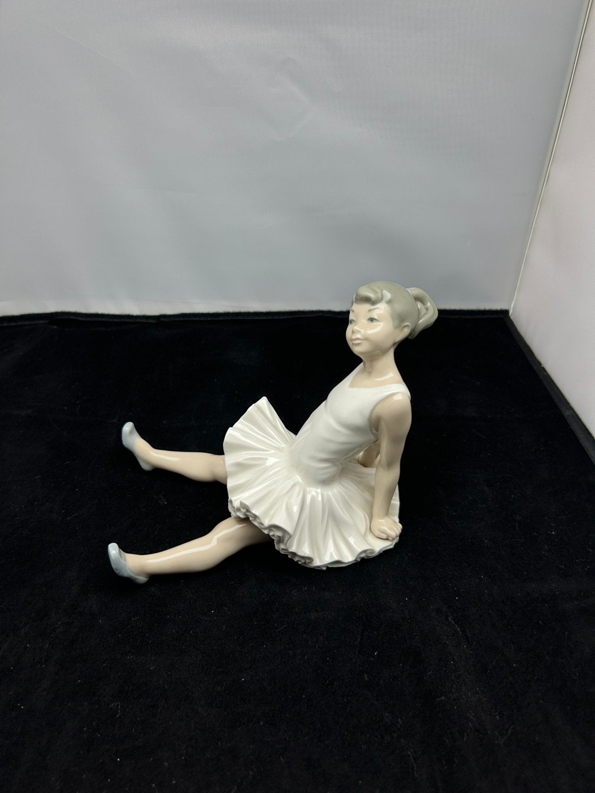 Origineel NAO by Lladro Beeldje Zittende Ballerina, Ophalen, Zo goed als nieuw, Porselein, Beeldje(s)