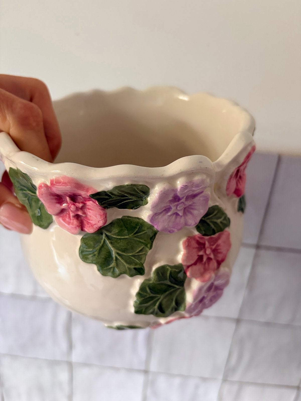 Crèmekleurige bloempot met bloemen reliëf - Diameter 13cm, Gebruikt, Overige kleuren, Aardewerk of Porselein, Ophalen of Verzenden
