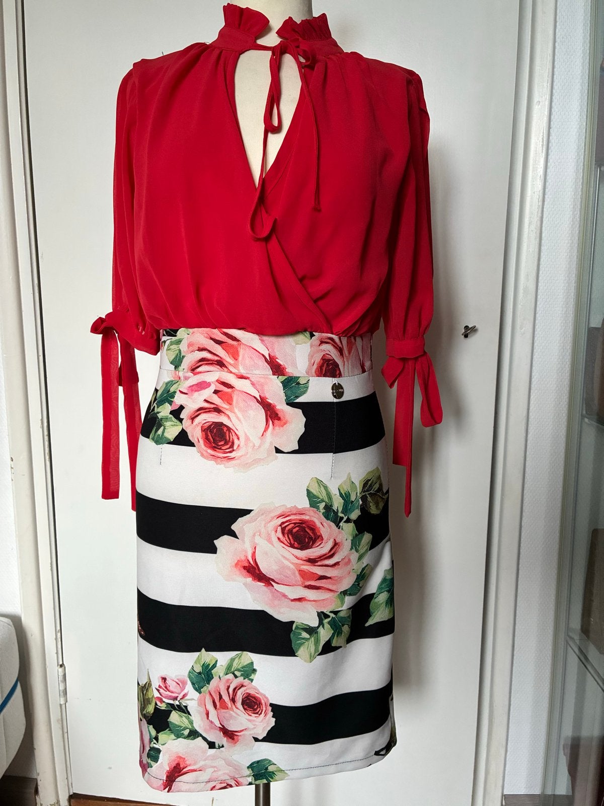 BISCUIT Jurk Rood met Bloemenprint en Strepen, Maat 38/40 (M), Ophalen of Verzenden, Zo goed als nieuw, Knielengte