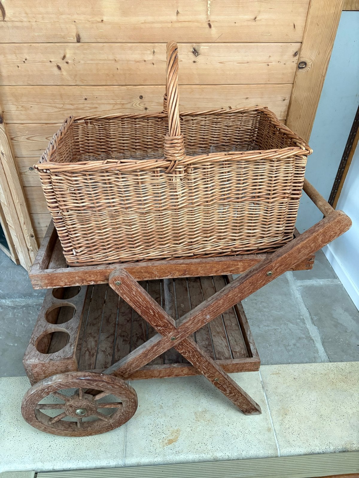 Vintage houten serveerwagen met rieten mand, Ophalen