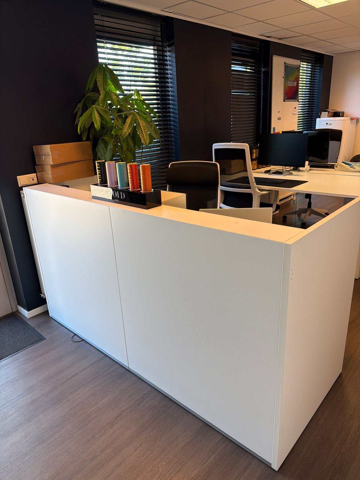 Modern wit ontvangstbureau / balie, Ophalen, Gebruikt, Spaanplaat of MDF, Overige typen