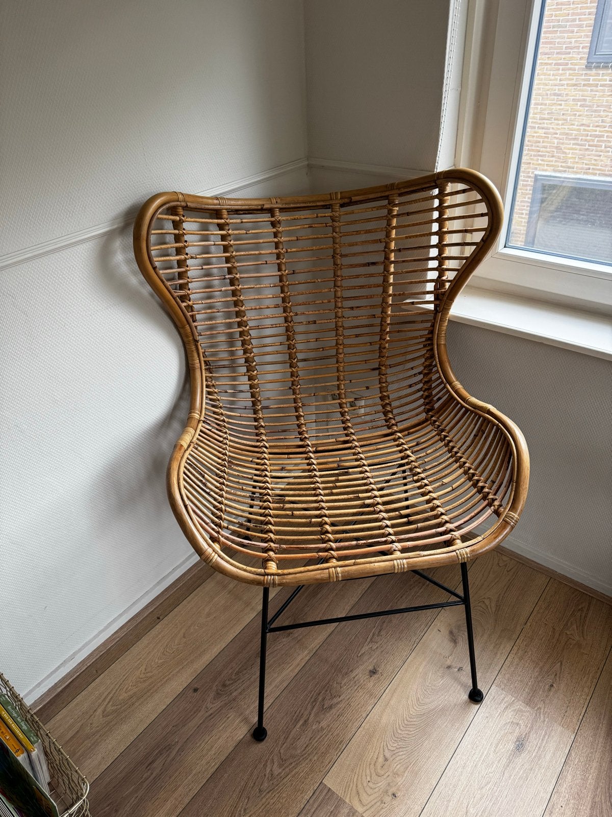 Rotan vlinderstoel met metalen onderstel, Huis en Inrichting, Ophalen, Bruin, Riet of Rotan, Zo goed als nieuw