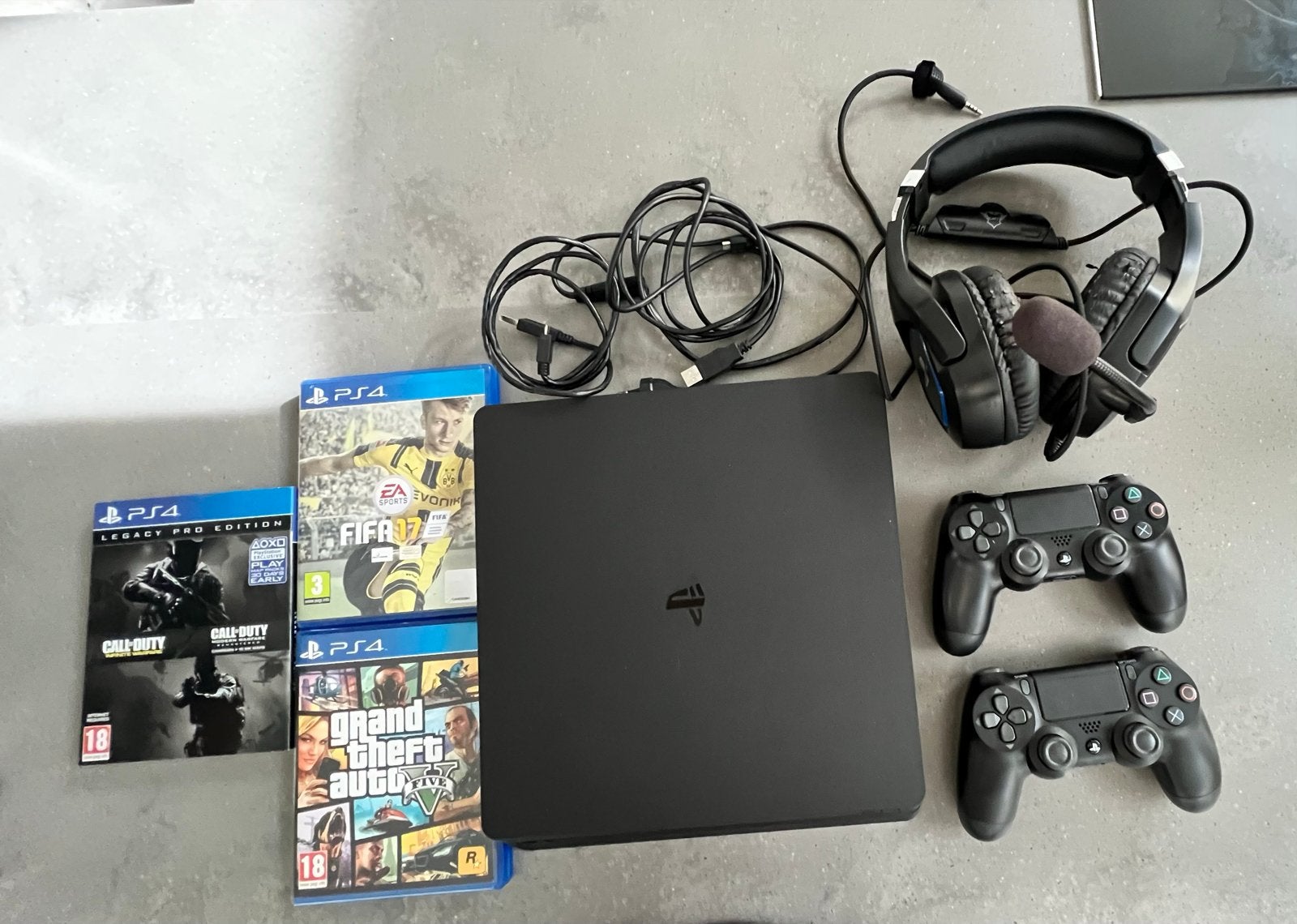 PlayStation 4 Slim Console met 2 controllers, headset en 3 g, Met 2 controllers, Ophalen of Verzenden, Slim, Gebruikt