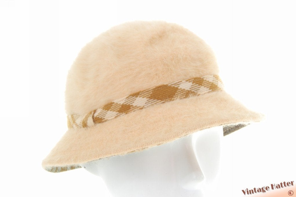 Vintage Dameshoed St. Michael abrikoos beige angora 55-56, Kleding | Dames, 55 cm (S, 6⅞ inch) of minder, Hoed, Ophalen of Verzenden