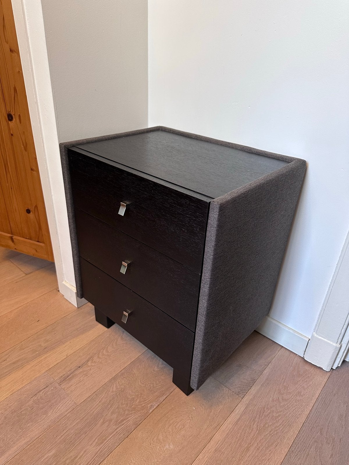 Karlsson Nachtkastje met Drie Lades (softclose), Zo goed als nieuw, 45 tot 65 cm, Hout, 55 tot 70 cm