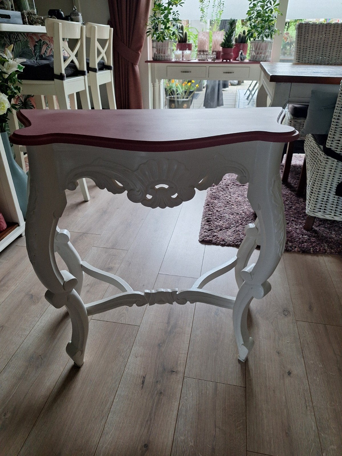 Sierlijke bijzettafel met roze blad, 50 – 75, Gebruikt, 50 tot 100 cm, Overige houtsoorten