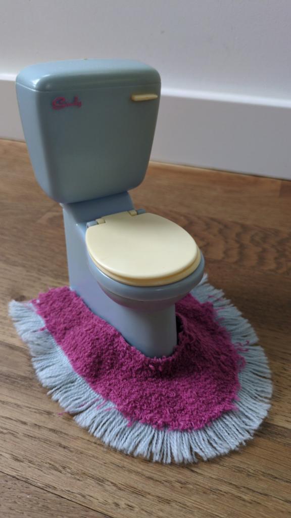 Sindy poppenhuis toilet, Ophalen of Verzenden, Gebruikt, Poppenhuis