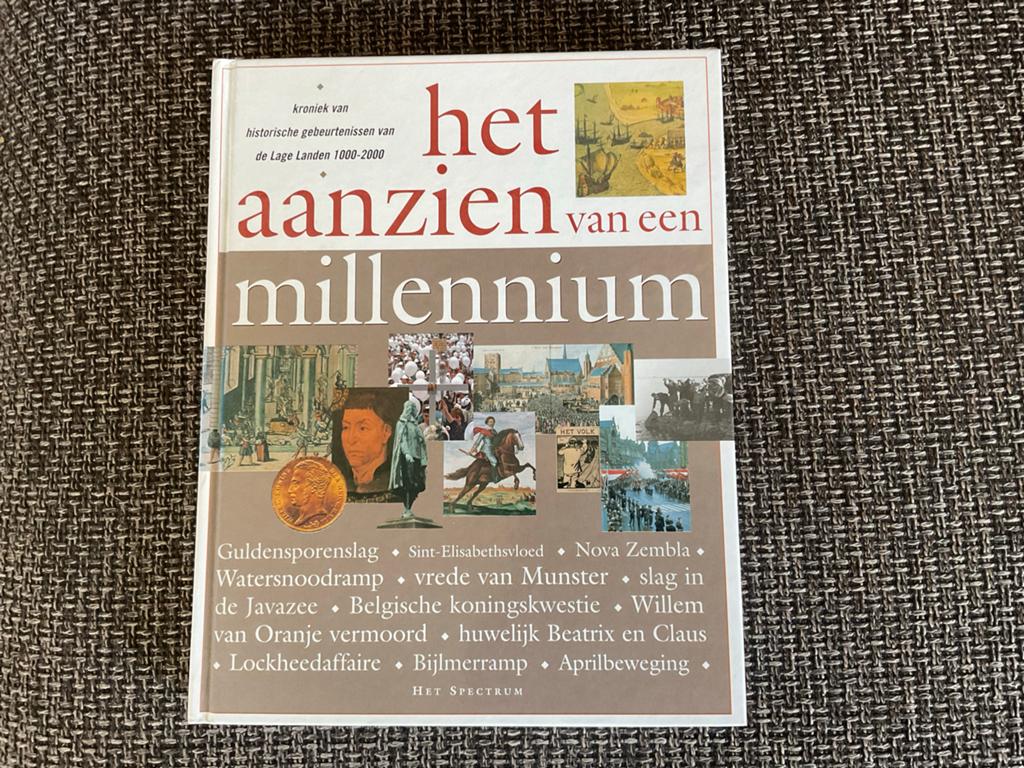 Het Aanzien van een Millennium: Kroniek Lage Landen 1000-200, Boeken, Ophalen of Verzenden