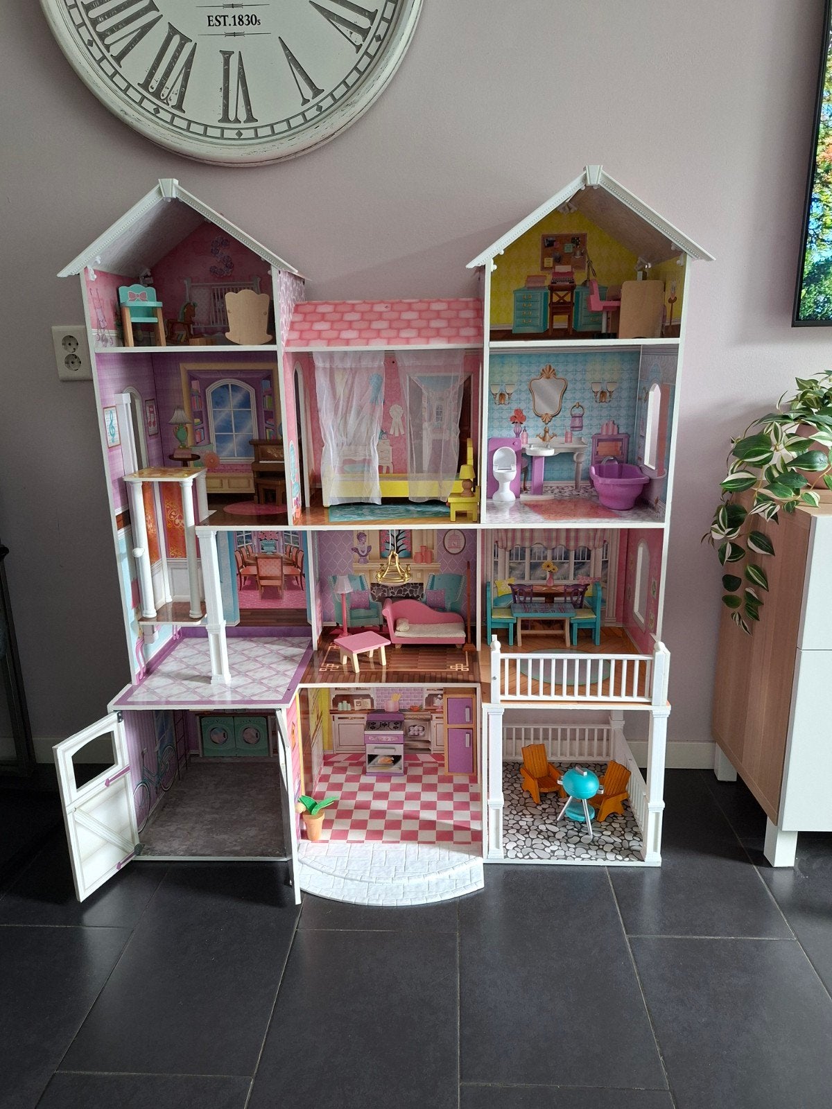 Groot houten Barbie Poppenhuis( 1.35x1.12) met Meubels, Ophalen, Gebruikt, Toebehoren
