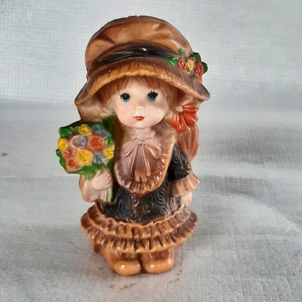 Vintage, kunststof beeldje meisje met bloemen, Ophalen of Verzenden, Gebruikt, Mens