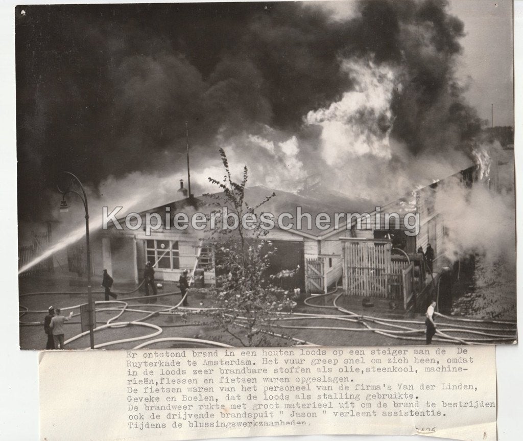 Brand loods Ruyterkade Amsterdam 1952 oude persfoto, Gebruikt, Foto, Ophalen of Verzenden, 1940 tot 1960