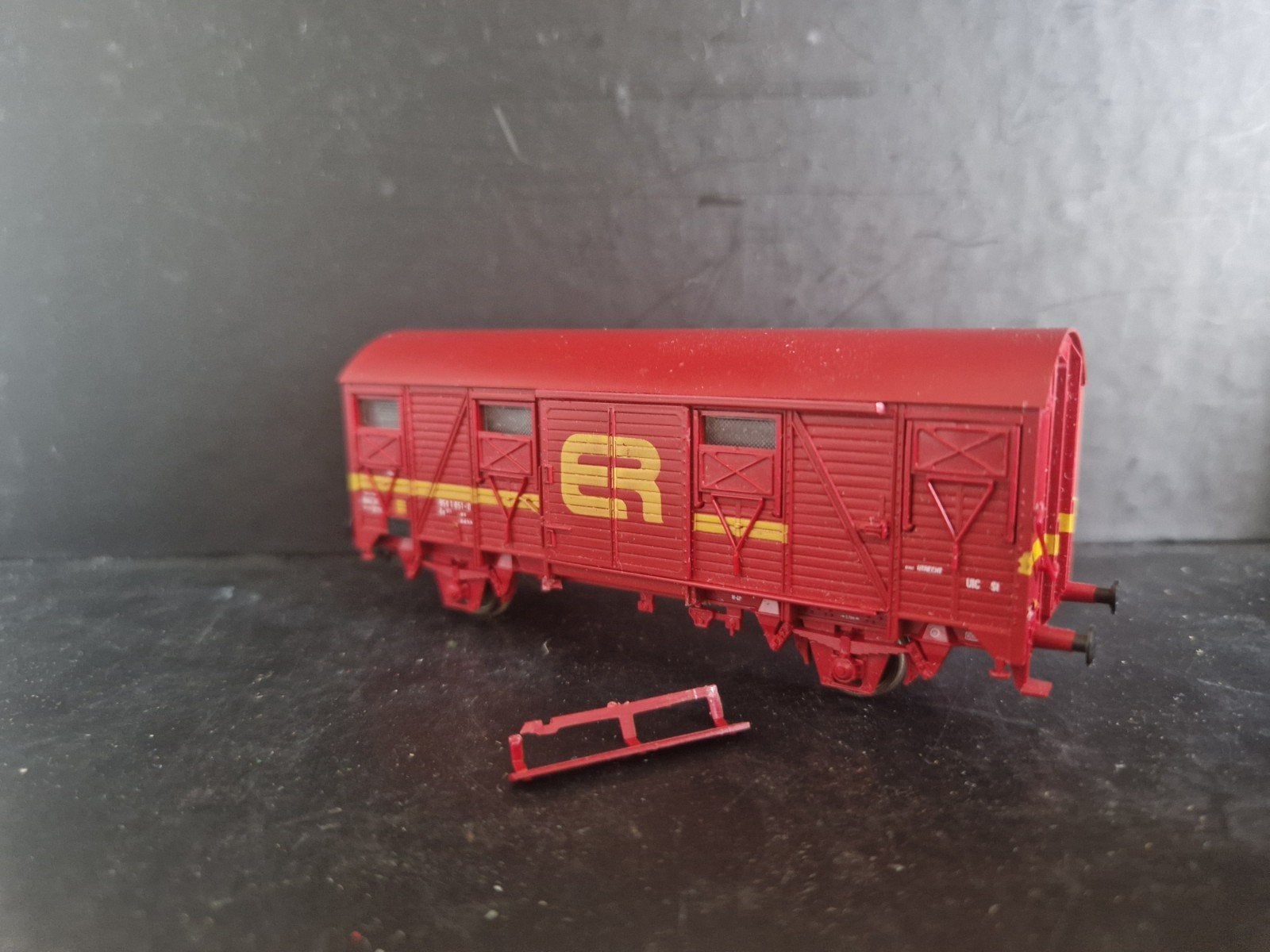 Roco Wagon - Rode goederenwagon met ER-logo, Ophalen of Verzenden, Gebruikt, Wagon, Overige merken