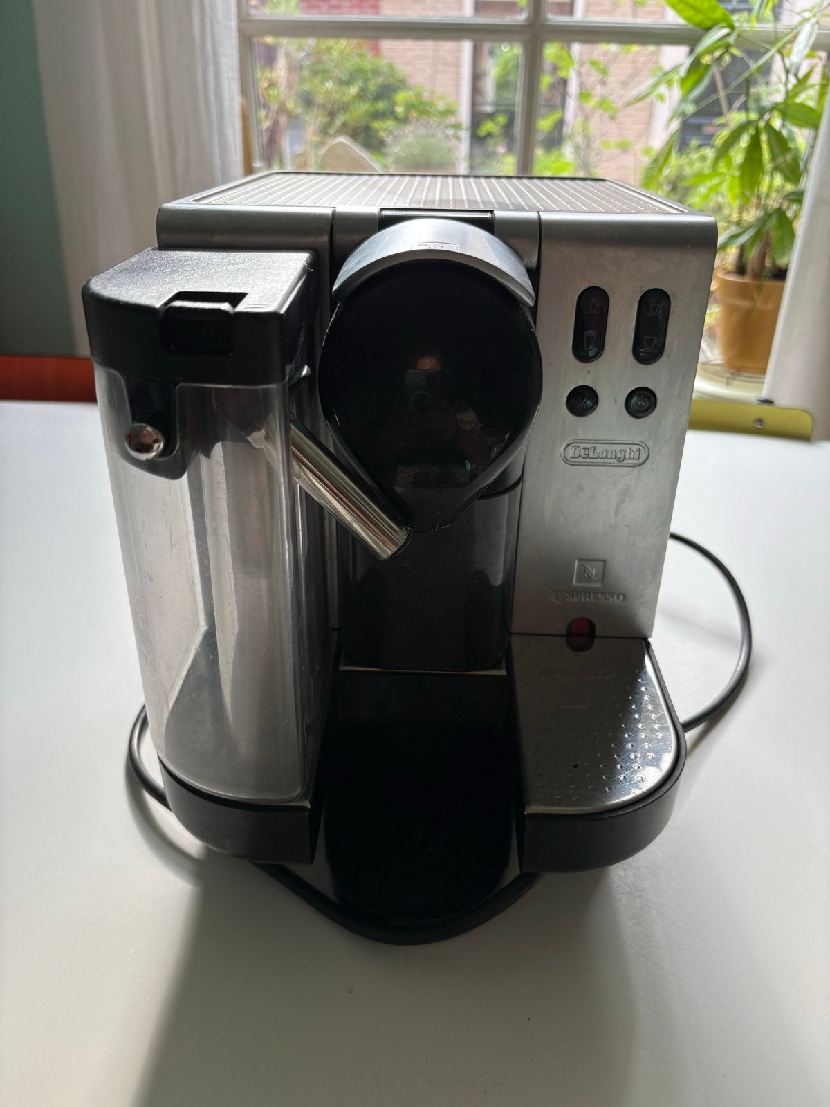 De'Longhi Lattissima Nespresso Koffiezetapparaat Zilver, Witgoed en Apparatuur, Koffiezetapparaten, Gebruikt, Koffiepads en cups