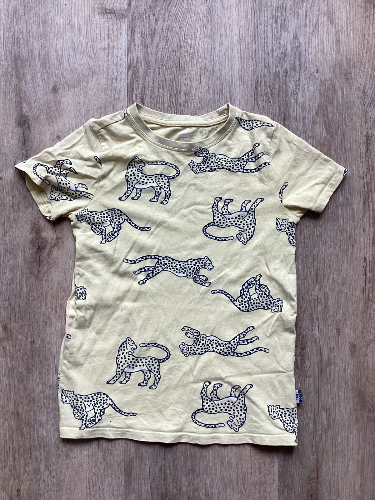 Geel shirt met cheeta’s (128), Kinderen en Baby's, Kinderkleding | Maat 128, Gebruikt, Jongen of Meisje, Shirt of Longsleeve, Ophalen of Verzenden