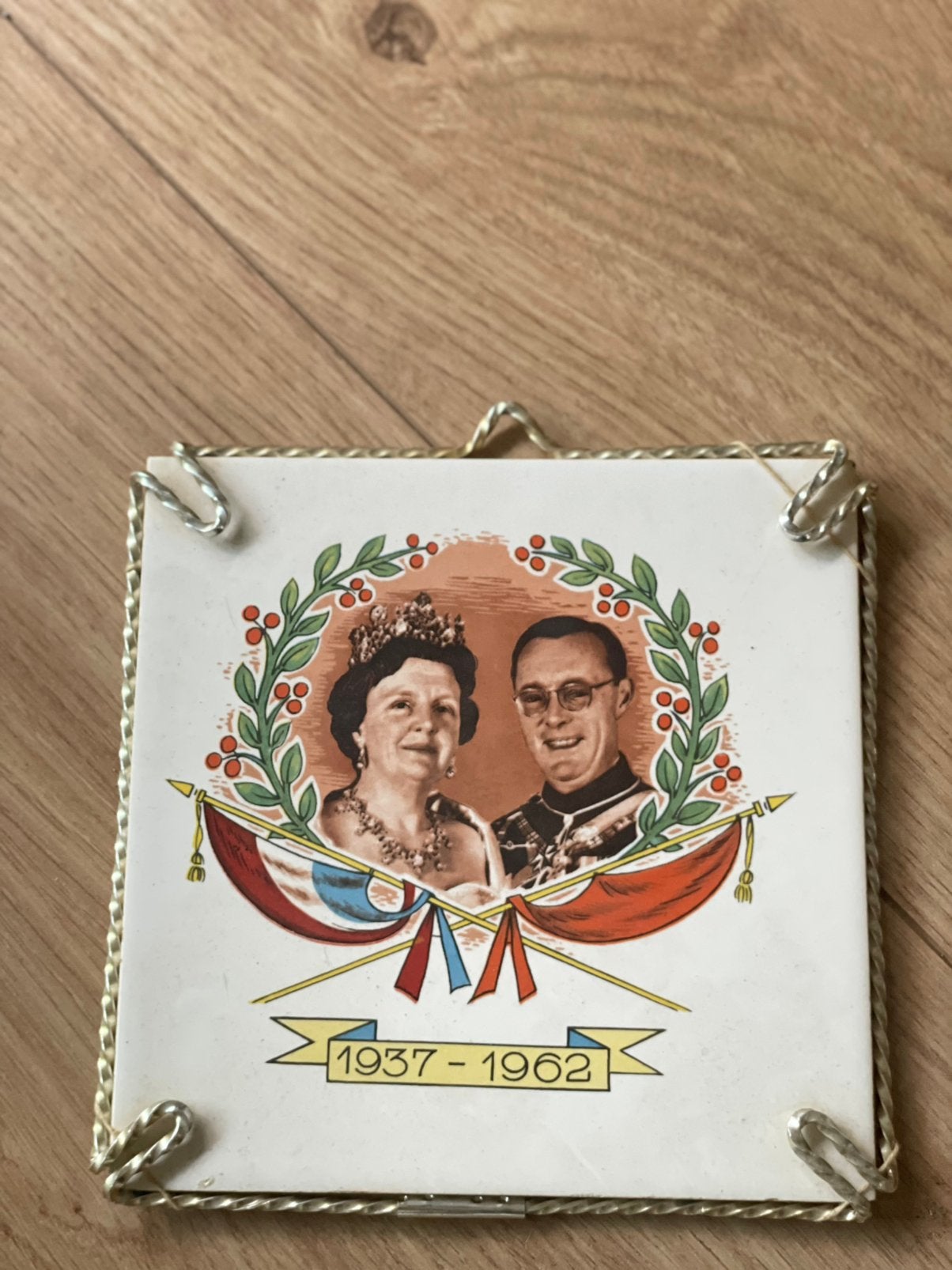 Tegeltje koningshuis Juliana en Bernhard, Verzamelen, Ophalen of Verzenden, Zo goed als nieuw, Kaart, Foto of Prent