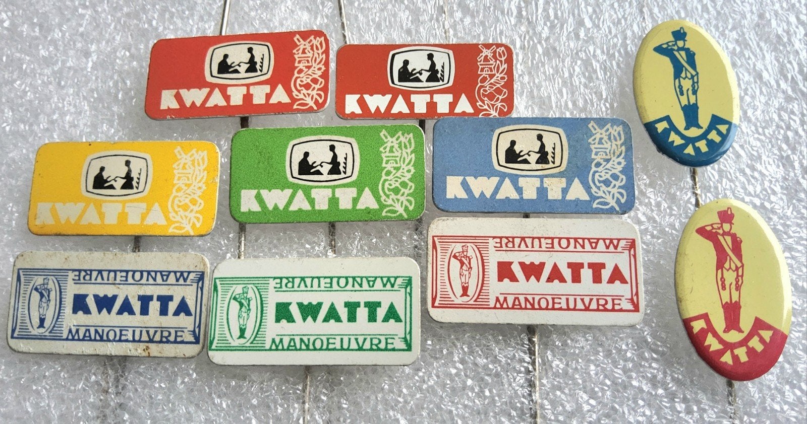 10 Vintage Kwatta Speldjes - Chocolade Reclame, Ophalen of Verzenden, Gebruikt, Overige onderwerpen, Speldje of Pin
