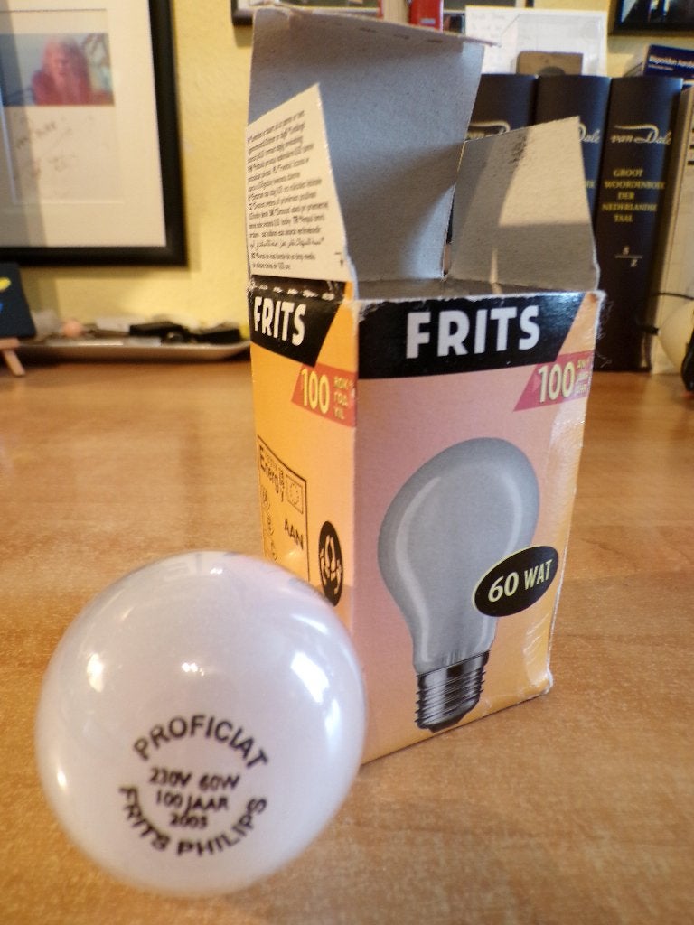 gloeilamp Frits Philips 100 jaar in bijbehorend doosje, Verzamelen, Ophalen, Gebruikt, Lichtbak of (neon) lamp
