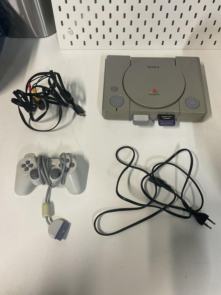 Ps1 compleet met controller en bijbehorende aansluit kabels, Spelcomputers en Games, Spelcomputers | Sony PlayStation 1, Ophalen