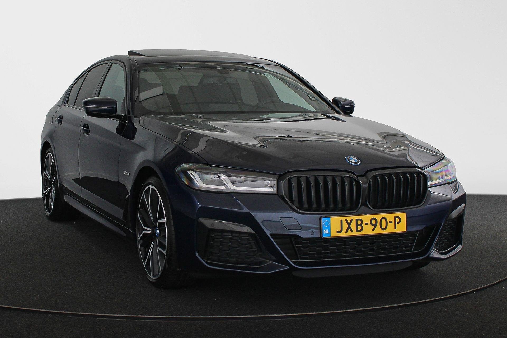BMW 5-serie 545e xDrive M Sport Harman Kardon Schuif-/Kantel, 394 pk, 2000 kg, Blauw, Alcantara