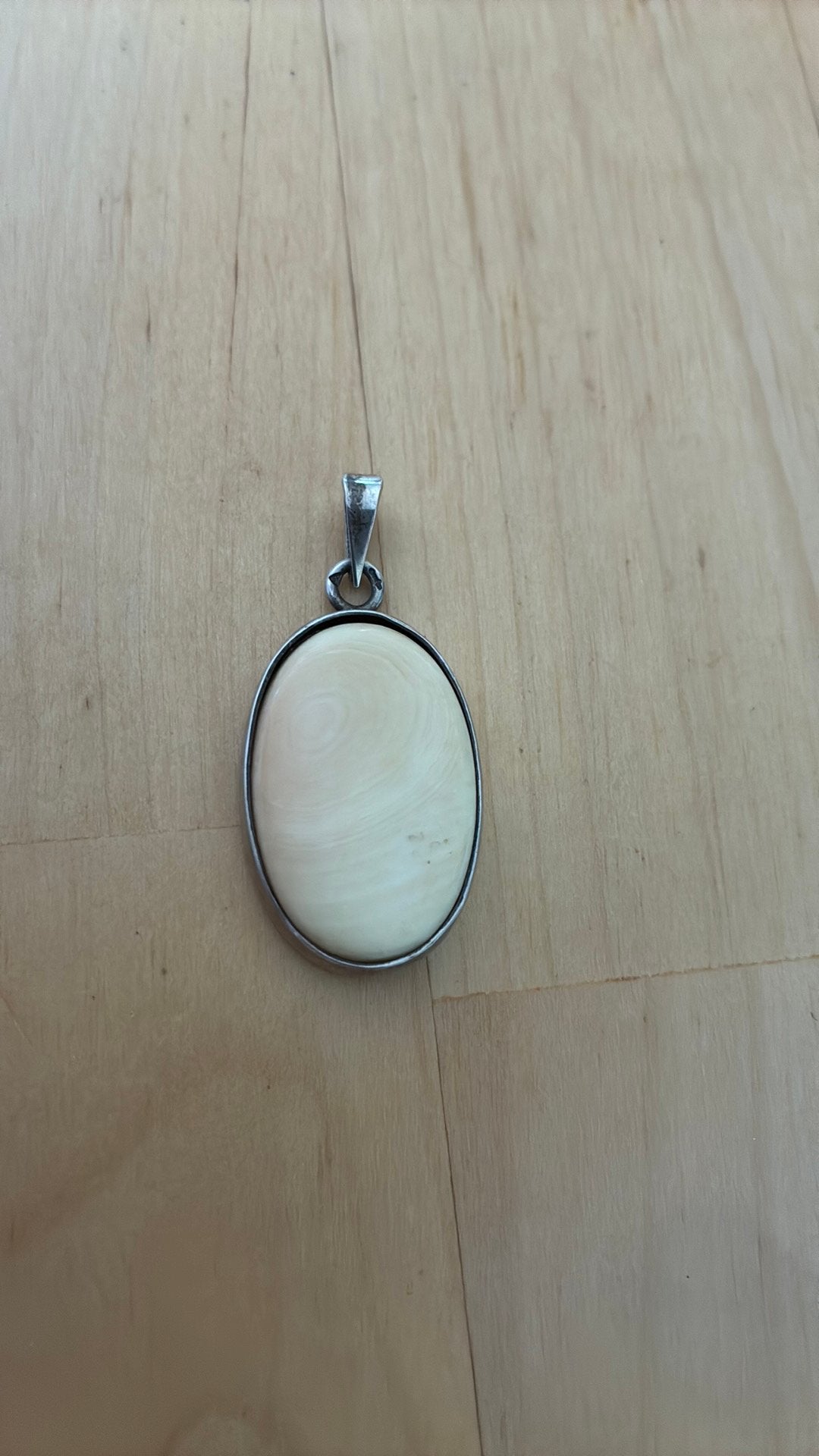 Vintage zilveren hanger met creme kleurige steen, Ophalen of Verzenden, Gebruikt, Zilver