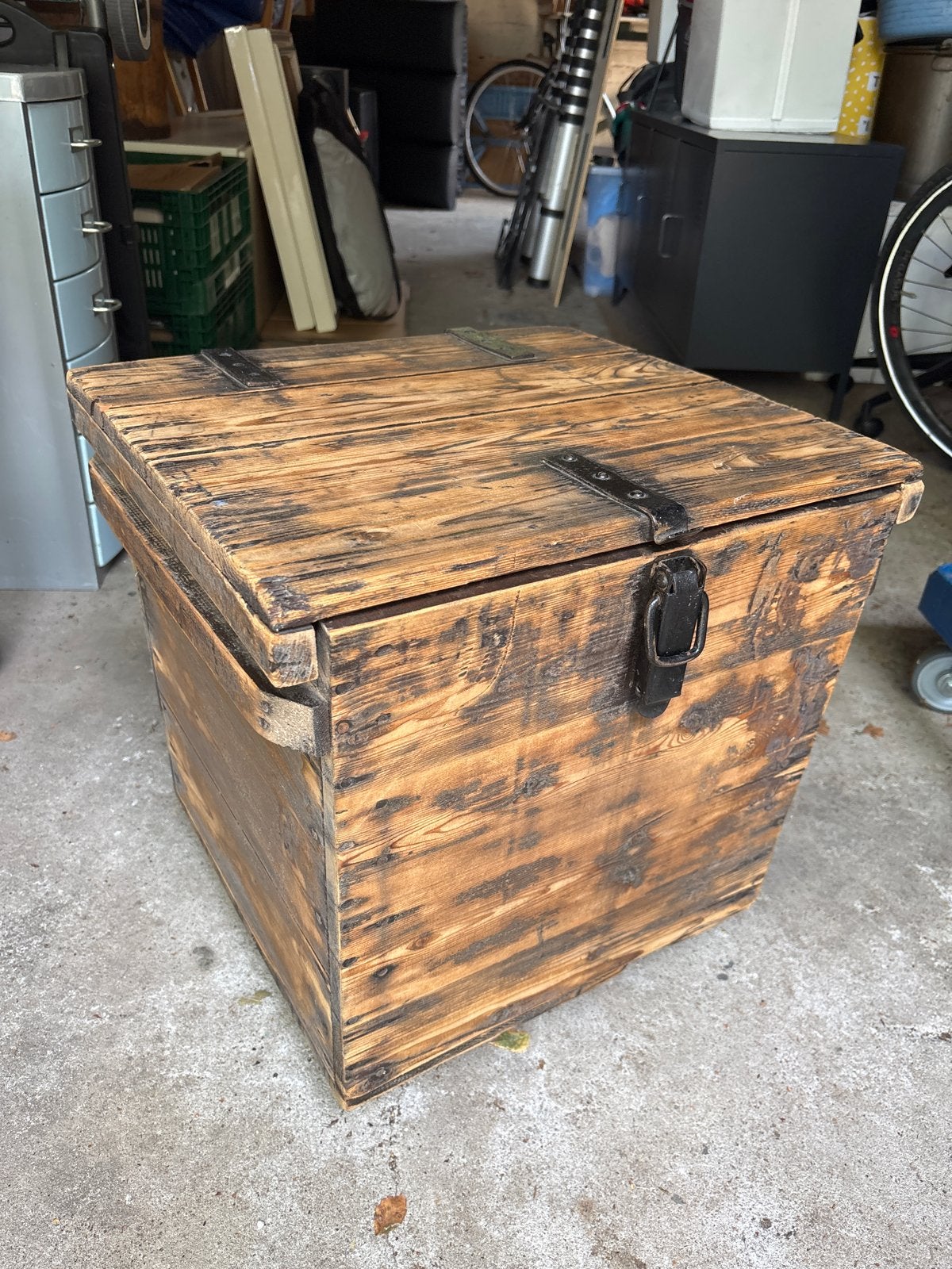 Verrijdbare houten kist op wielen - 51 (h) x 48 x 46 cm, Ophalen, 50 – 75, Gebruikt, 50 tot 100 cm