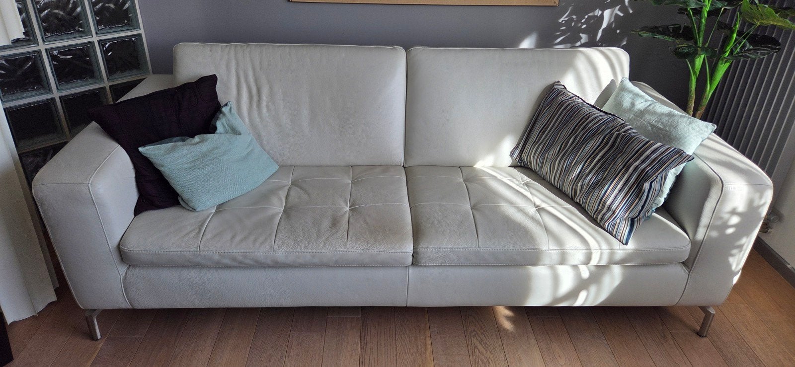 Moderne driezitsbank en aparte chaise longue in wit leer, Ophalen, Gebruikt, Driepersoons, Modern