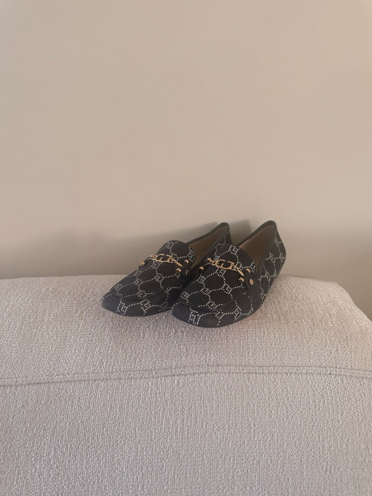 Stijlvolle Gaudi instappers met kettingdetail - Maat 40, Kleding | Dames, Schoenen, Ophalen of Verzenden, Zo goed als nieuw, Zwart