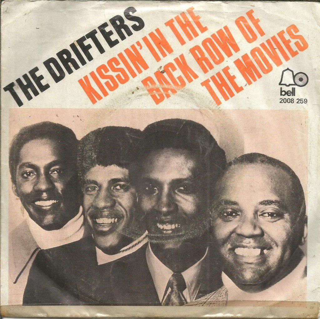 VERKOCHT The Drifters ‎– Kissin' In The Back Row Of The Mov, Gebruikt, Fotohoes, 7 inch, Ophalen of Verzenden