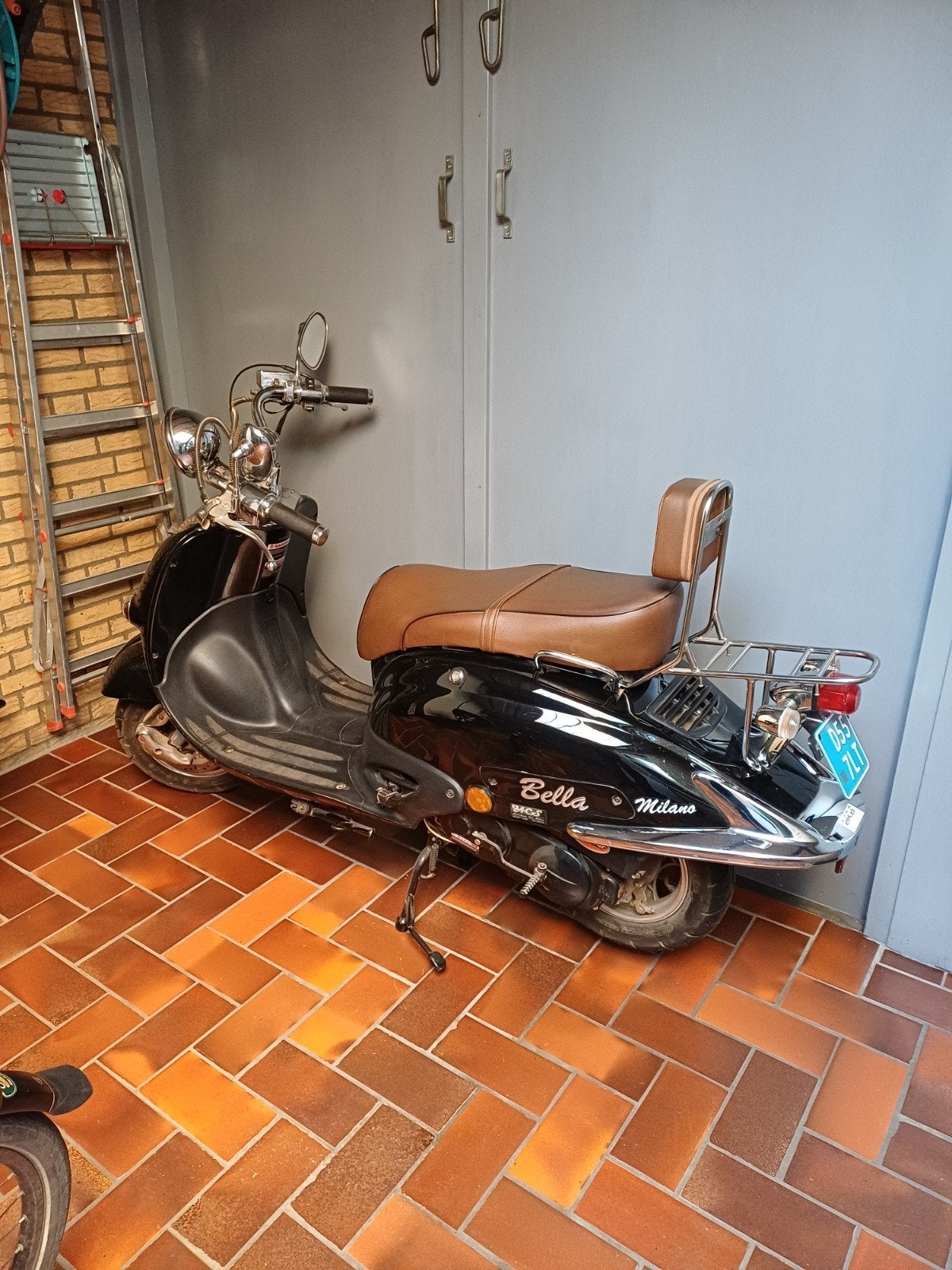 zwarte scooter zonder helm, Gebruikt, Benzine, Ophalen, Overige merken