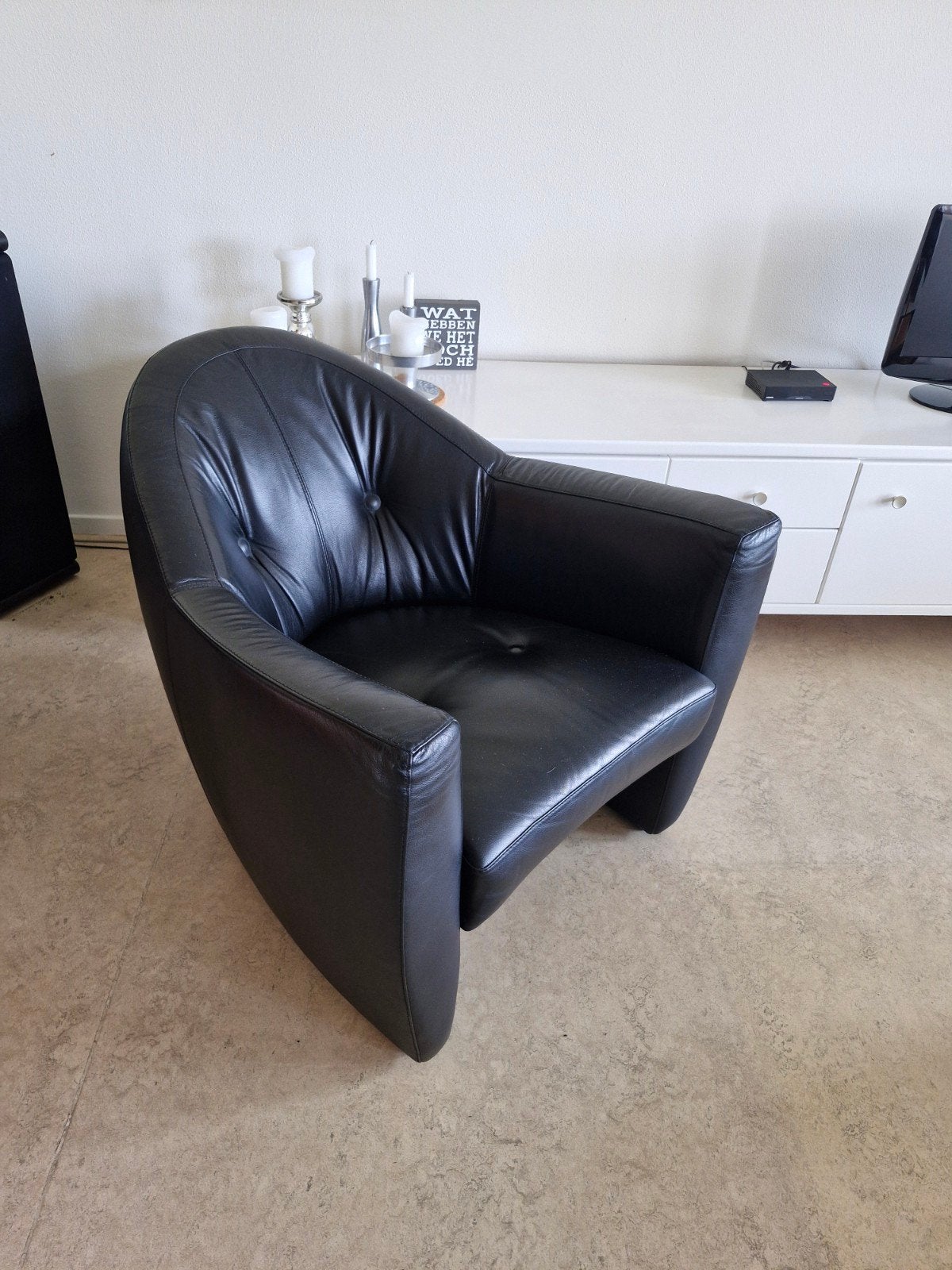 Twee zwarte leren Leolux fauteuils, zeer netjes! Klassieker!, Ophalen, Zo goed als nieuw, Retro design klassieker, 50 tot 75 cm