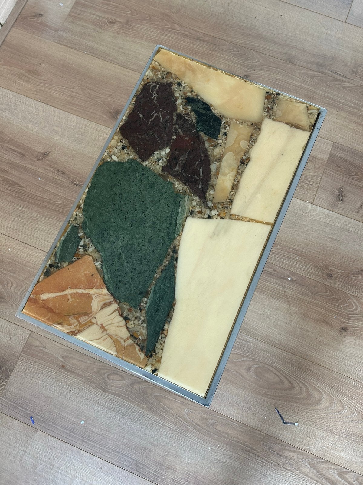 Jaren 60 tafeltje van marmer/onyx, epoxy en chroom., Gebruikt, Metaal, 50 tot 100 cm, Ophalen of Verzenden