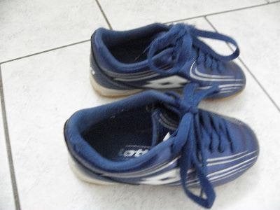 Blauwe zaal voetbalschoenen gym schoenen LOTTO mt 30 zgan, Gebruikt, Sportschoenen, Ophalen of Verzenden, Jongen
