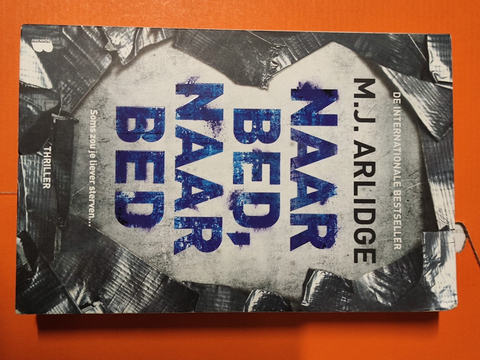 Naar bed, naar bed - M.J. Arlidge (Thriller), Boeken, Ophalen of Verzenden, Gelezen, M.J. Arlidge