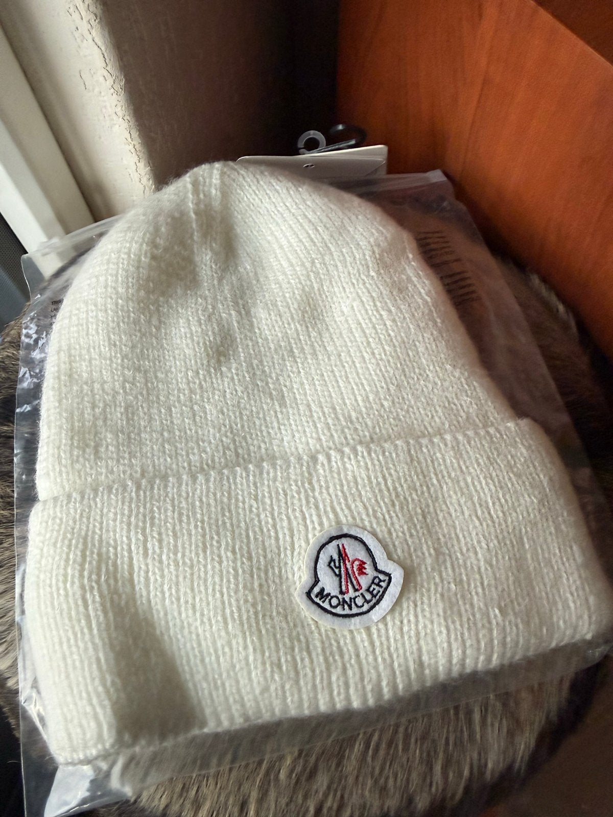 Moncler Muts met NFC - Nieuw, Ophalen of Verzenden, Nieuw, Maat 38/40 (M), Muts
