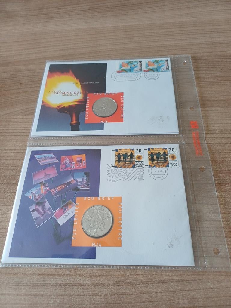 Twee enveloppen met postzegels en munten, Verzamelen, Ophalen of Verzenden, 1980 tot heden, Ongelopen, Cultuur en Media