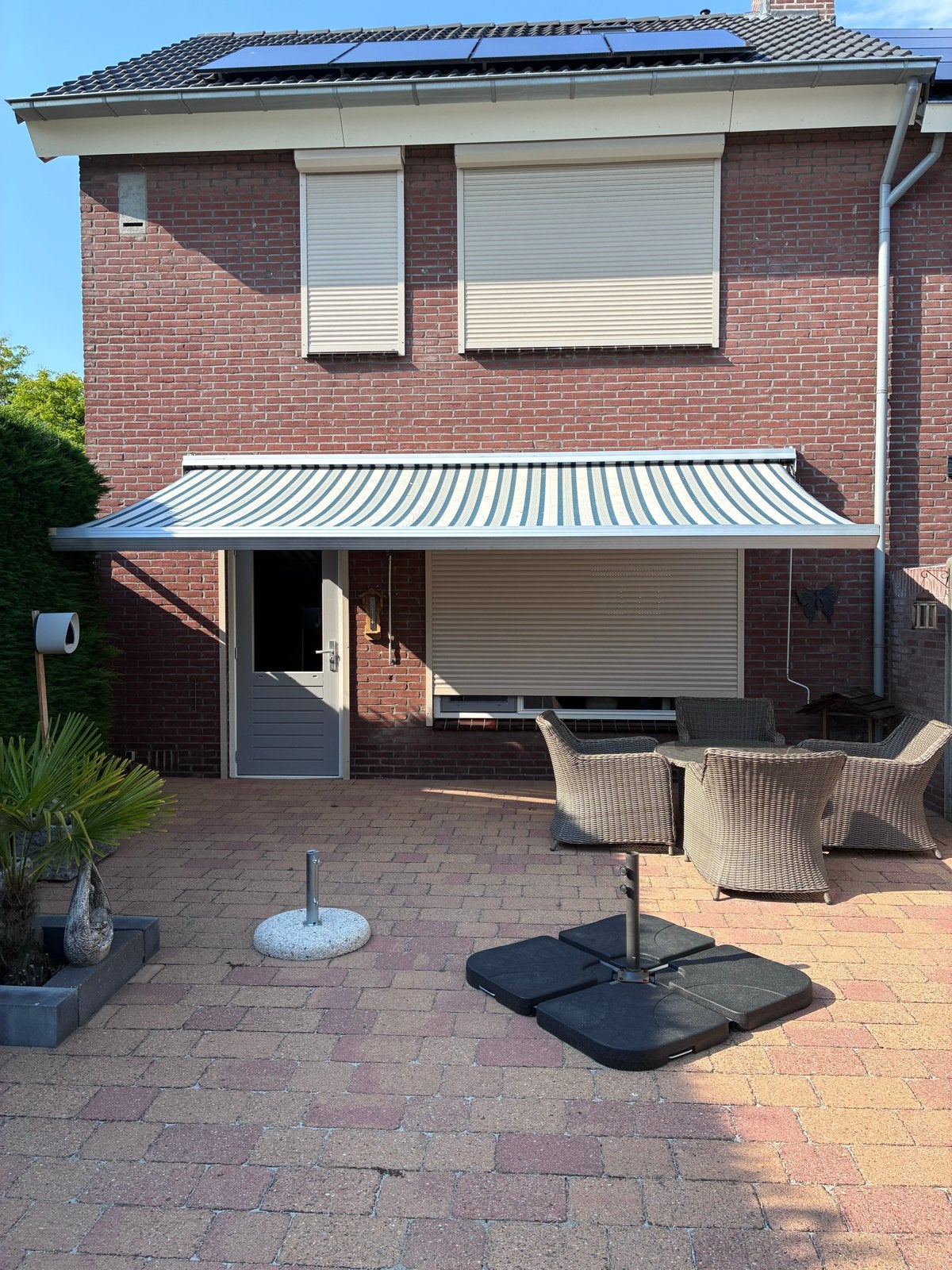 Zonnescherm / Knikarmscherm - blauw/wit/grijs gestreept, Ophalen, Gebruikt, 150 tot 300 cm, 250 cm tot 450 cm