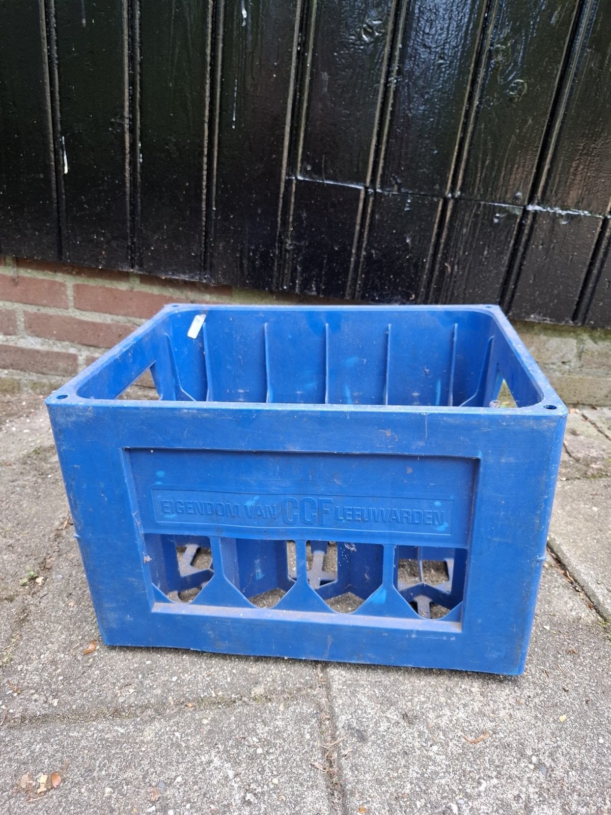 Vintage blauw plastic krat van CCF Leeuwarden, Ophalen