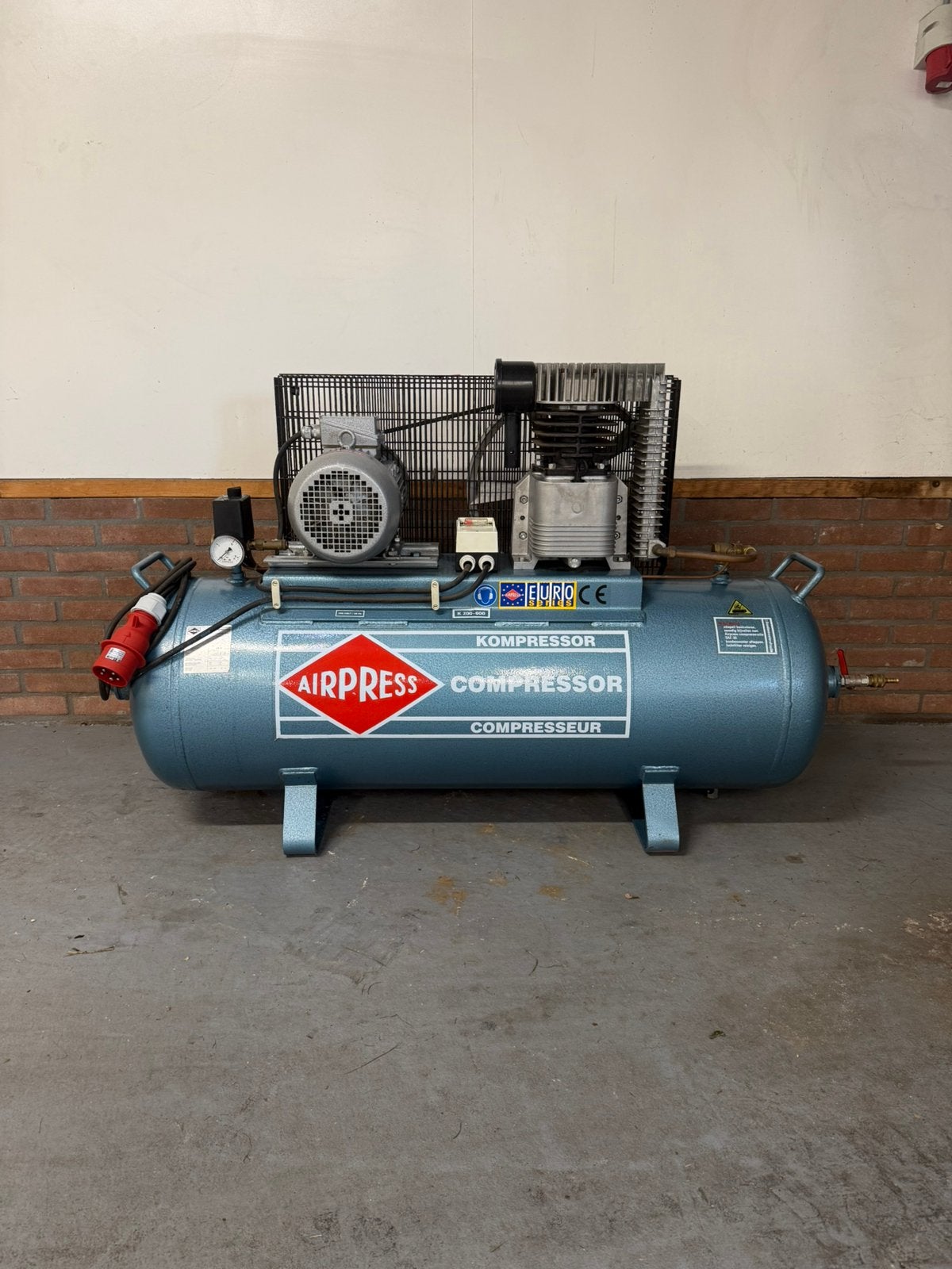 Airpress K200-600 zuigercompressor, Ophalen, 400 tot 800 liter/min, Zo goed als nieuw, 10 bar of meer