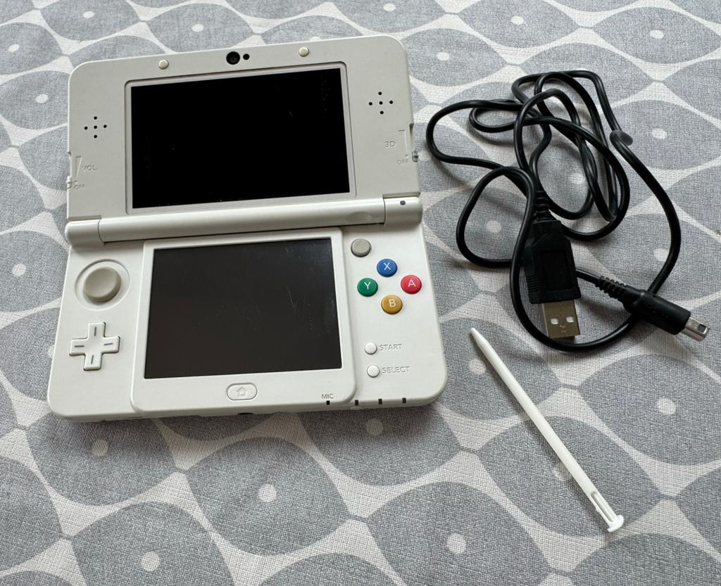 Nintendo New 3DS Wit – stylus & oplader – Werkt perfect, Ophalen of Verzenden, Gebruikt, Wit, 3DS